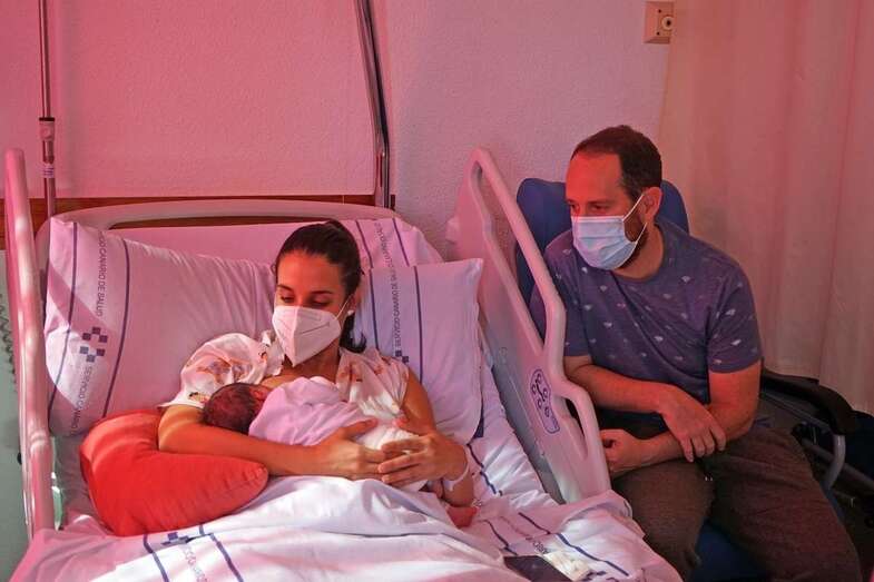 Nora, primer bebé de Gran Canaria con sus padres/TA.